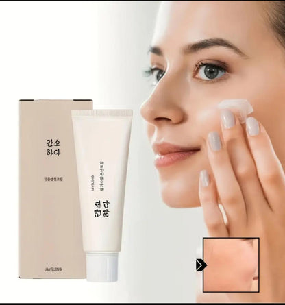 Rice Probiotic Protective cream is refreshing, moisturizing and non-sticky, effectively protecting the Light Beige. It is an essential choice for outdoor activities in summer