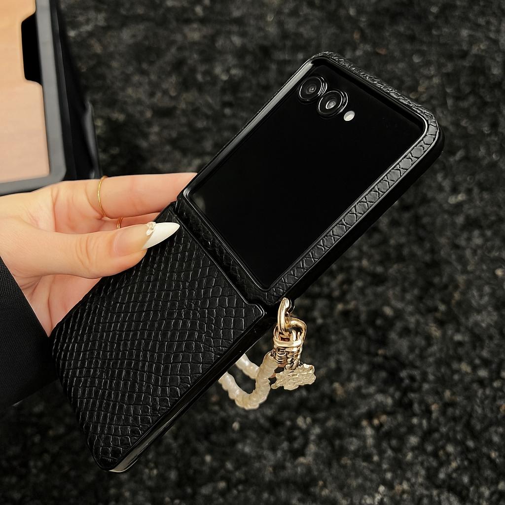 New Snake Skin Side-Mounted Wrist Strap Phone Case, Simple And Business Style, Suitable for Galaxy Z Flip 7